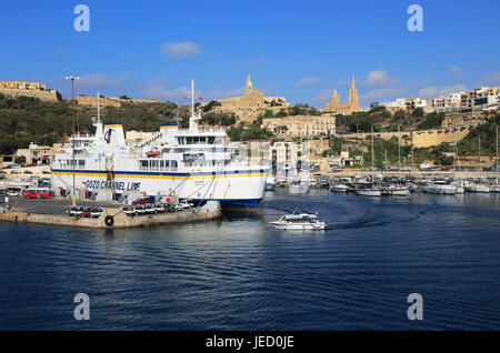 Vista dal Canale di Gozo linea nave traghetto avvicinando porto di Mgarr a Gozo, Malta Foto Stock