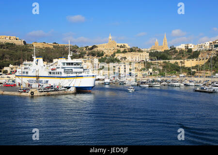 Vista dal Canale di Gozo linea nave traghetto avvicinando porto di Mgarr a Gozo, Malta Foto Stock