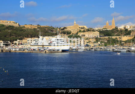 Vista dal Canale di Gozo linea nave traghetto avvicinando porto di Mgarr a Gozo, Malta Foto Stock