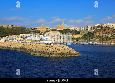 Vista dal Canale di Gozo linea nave traghetto avvicinando porto di Mgarr a Gozo, Malta Foto Stock