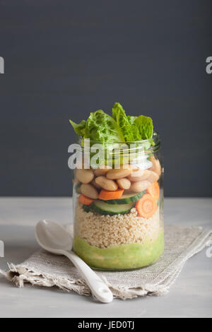 Vegano insalata di cous cous in mason jar con fagioli Carote Cetrioli e avocado dressing Foto Stock