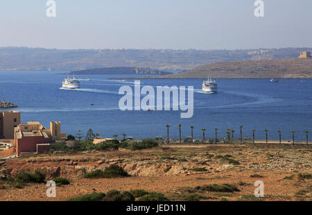 Vista da Cirkewwa due navi traghetto Gozo linea di canale tra Gozo e Malta passando isola di Comino Foto Stock