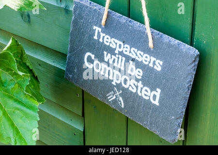 I Trespassers saranno contrassegnati da un cartello su una porta del capannone di assegnazione. Foto Stock