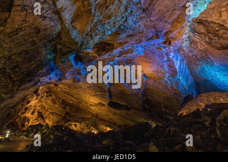 Il interni colorati del Katerinska grotta nel Carso Moravo. Repubblica ceca Foto Stock