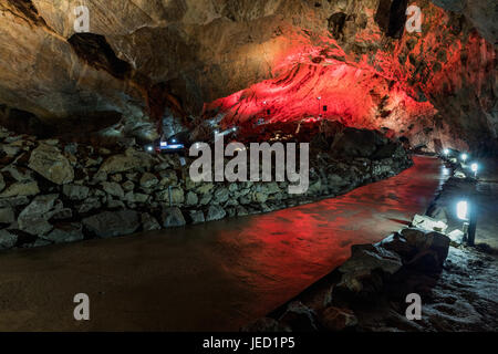 Il interni colorati del Katerinska grotta nel Carso Moravo. Repubblica ceca Foto Stock