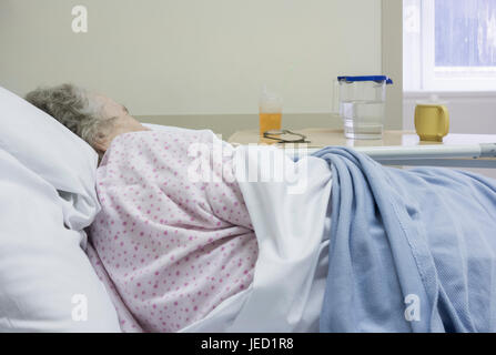 90 anni di paziente femmina di NHS in letto di ospedale in Inghilterra. Regno Unito Foto Stock