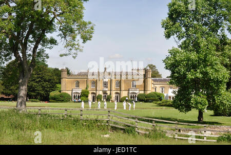 Croquet sul prato a Missenden Abbey Bucks sfondo Abbey alberi maturi alta estate la luce del sole e cielo blu Foto Stock