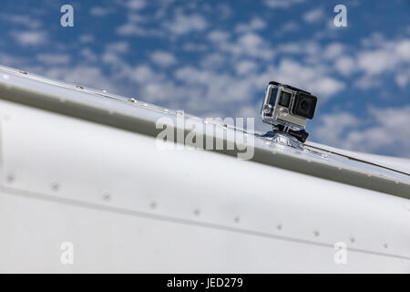 Dettaglio delle riprese con la fotocamera di azione per gli sport estremi montato su uno sport aerei Foto Stock