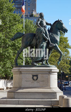 Presidente Theodore Roosevelt statua equestre di fronte al Museo Americano di Storia Naturale in una giornata di sole in New York Foto Stock