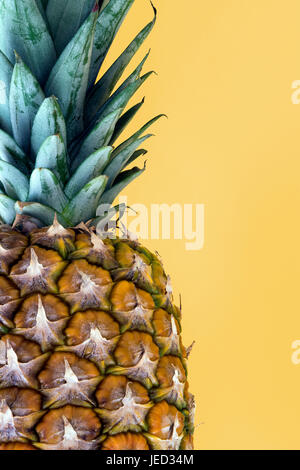 Ananas su sfondo giallo. Spazio di copia Foto Stock