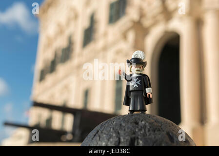 La Valletta, Malta - 11 Ottobre 2016: Playmobil cavaliere di Malta con l'Auberge de Castille in background. Playmobil sono famosi giocattoli da costruzione ma Foto Stock