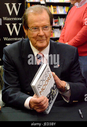 Sir Roger Moore di firmare le copie della sua autobiografia "Last Man Standing: Racconti da Tinseltown', a Waterstones nel Bentall Centre, Kingston upon Thames. Dotato di: Roger Moore dove: Kingston upon Thames, Regno Unito quando: 14 set 2014 Credit: Paul Taylor/WENN.com Foto Stock