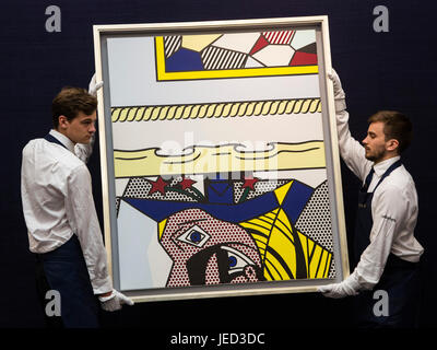 Londdon, UK. Il 23 giugno 2017. Sotheby's i tecnici che maneggiano Roy Lichtenstein i due dipinti con Dada, 1983, est. GBP 2.4-3m. Anteprima di Sotheby's Arte Contemporanea sera la vendita ha luogo il 28 giugno 2017. Foto Stock