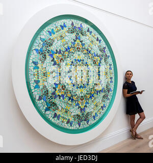 Londdon, UK. Il 23 giugno 2017. Un Sotheby's dipendente pone con Damien Hirst butterfly artwork contemplazione, est. GBP 700,000-900,000. Anteprima di Sotheby's Arte Contemporanea sera la vendita ha luogo il 28 giugno 2017. Foto Stock