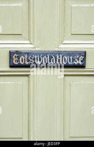 Cotswold House segno su una porta anteriore. Northleach, Gloucestershire, Inghilterra. Foto Stock