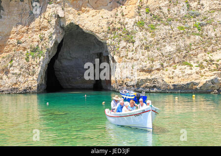 Gita in barca al mare interno di attrazione turistica, Dwerja Bay, isola di Gozo, Malta Foto Stock