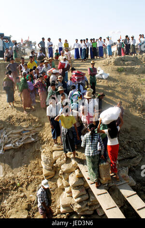 Imbarcazione pubblica/fiume Irrawaddy - Myanmar 23 Gennaio 2016: Le persone sono lo scarico di tutti i tipi di beni per uso personale nonché per la celebrazione Foto Stock