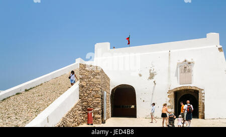 SAGRES PORTOGALLO - Giugno 18, 2006: turisti nel cortile della fortezza di Sagres ( Fortaleza de Sagres). Il design attuale della fortificazione risale a Foto Stock