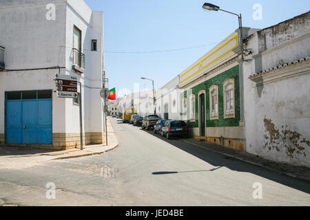 ESTOI, Portogallo - 21 giugno 2006: Rue Joao de Deus in Estoi città. Estoi è villaggio e ex parrocchia civile nel comune di Faro Algarve Foto Stock