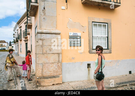 FARO, Portogallo - 25 giugno 2006: i turisti nel centro storico della città di Faro. Faro è la capitale del distretto dello stesso nome, nella regione di Algarve di Foto Stock