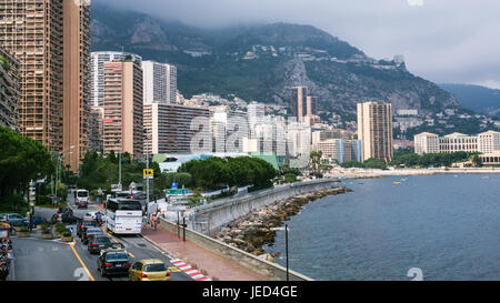 La città di Monaco, Monaco - luglio 6, 2008: turisti e auto sul lungomare della città di Monaco. Principato di Monaco è sovrana città-stato e paese situato Foto Stock