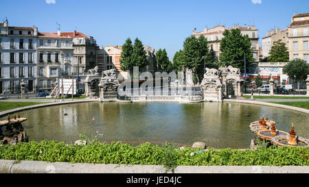 MARSEILLE, Francia - 10 luglio 2008: vista di una piscina con fontana dal Palais (Palazzo) Longchamp nella città di Marsiglia. Il palazzo ospita il Musée des beaux-a Foto Stock