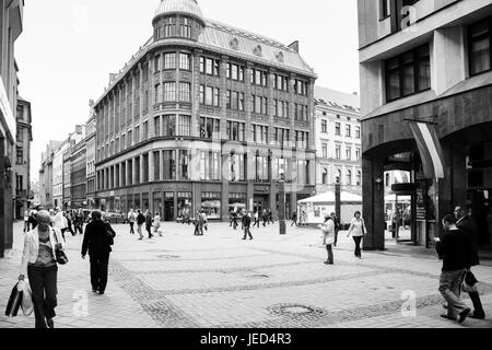 RIGA, Lettonia - 10 settembre 2008: la gente su Kalku iela Strada nella vecchia citta' di Riga in autunno. Città di Riga centro storico è un sito Patrimonio Mondiale dell'UNESCO Foto Stock