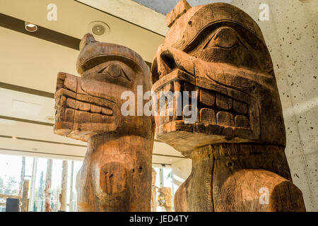 Resto arte della Costa Northwest Totem figure, il Museo di Antropologia, UBC, Vancouver, British Columbia, Canada. Foto Stock