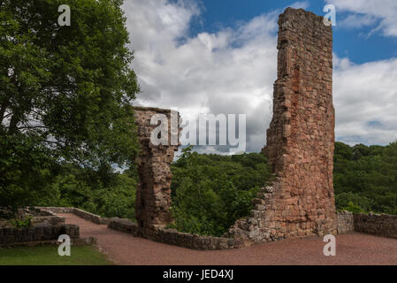 Il fianco nord e il gateway del castello di Rosslyn nel Midlothian Scozia Scotland Foto Stock