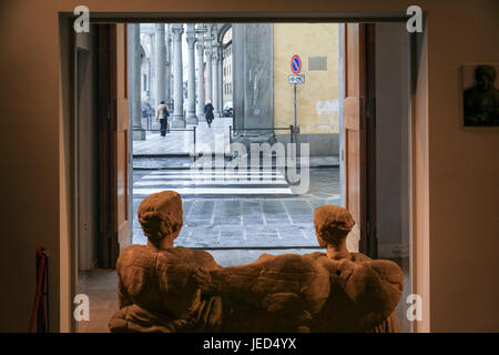 Firenze, Italia - 7 gennaio 2009: la vista sulla piazza dal Museo Archeologico Nazionale di Firenze. Il museo è situato in piazza Santissima Annunziata, Foto Stock