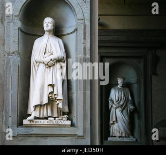 Firenze, Italia - JUNUARY 12, 2009: Statue di artista italiano Andrea Orcagna scolpiti da Niccolo Bazzanti e signore Cosimo di Giovanni de Mediciin (l'E Foto Stock