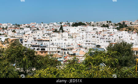 ALBUFEIRA, Portogallo - luglio 6, 2006: vista panoramica della città di Albufeira dalla strada Rua Sacadura Cabral. Albufeira è località balneare nel distretto di Faro, ho Foto Stock