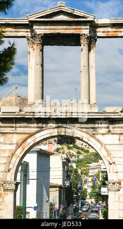 ATHENS, Grecia - 12 settembre 2007: vista dell'Arco di Adriano over street nella città di Atene. Questo è monumentale gateway, incluse nel tempio di Olympian Ze Foto Stock