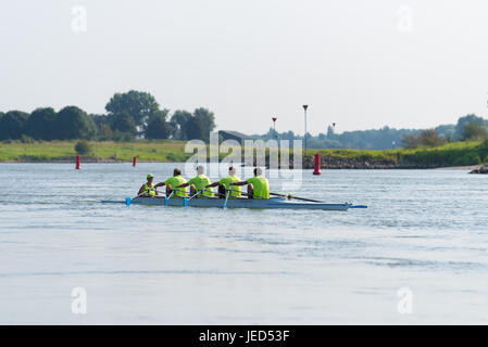 DEVENTER, Paesi Bassi - 27 agosto 2016: canoa con Equipe di Sports canottieri olandese sul fiume ijssel Foto Stock