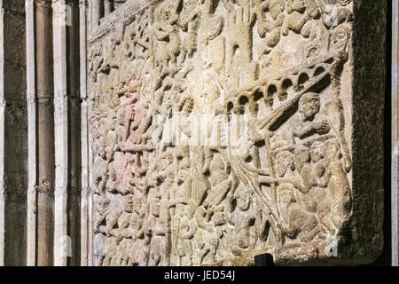 CARCASSONNE, Francia - luglio 9, 2008: medievale rilievo raffigurante l assedio di Carcassonne da Simon de Montfort nella Basilica dei Santi Nazarius e Celso Foto Stock