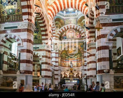 MARSEILLE, Francia - 10 luglio 2008: i visitatori nella Basilica di Notre Dame de la Garde (Madonna della Guardia) nella città di Marsiglia. Questa chiesa Neo-Byzantine w Foto Stock