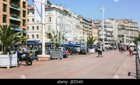 MARSEILLE, Francia - 10 luglio 2008: turisti sul Quai du Port lungomare di Porto vecchio (Vieux Port) nella città di Marsiglia. Marsiglia è la seconda città più grande i Foto Stock