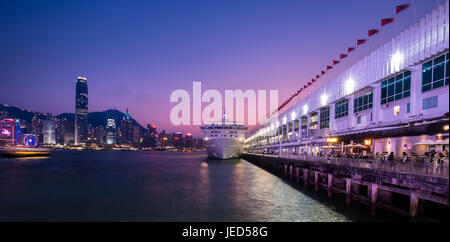 Ocean Terminal, Victoria Harbour, Hong Kong - 30 Aprile 2017 : Ocean terminale è un terminale di crociera e il centro commerciale situato sulla strada cantonale in TS Foto Stock