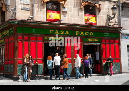 La gente a Casa Paco ristorante, Puerta Cerrada Square. Madrid, Spagna. Foto Stock