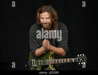 Attore americano Bradley Cooper filmare scene è nata una stella sulla fase della piramide, prima di Kris Kristofferson prende il palco, al Glastonbury Festival presso l'azienda agricola degna in Pilton, Somerset. Foto Stock