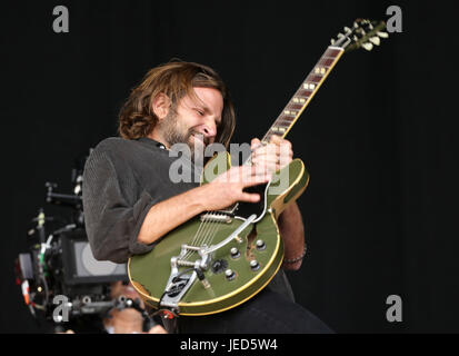 Attore americano Bradley Cooper filmare scene è nata una stella sulla fase della piramide, prima di Kris Kristofferson prende il palco, al Glastonbury Festival presso l'azienda agricola degna in Pilton, Somerset. Foto Stock