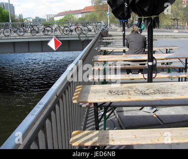 Caffè sulle rive del fiume a Berlino, biciclette sul ponte, infrastrutture urbane Foto Stock