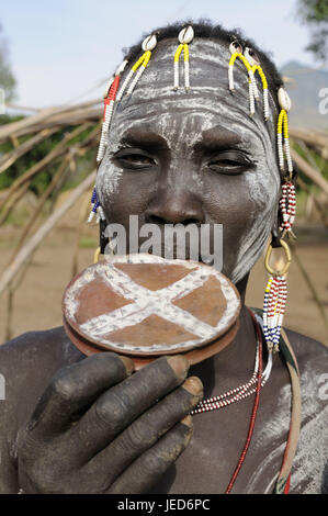 Donna, tribù Mursi, piastra a labbro, Parco Nazionale di Mago, Omotal sud, sud Etiopia, Foto Stock