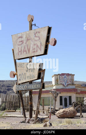 Lo scenario del film, "Ritorno al futuro", la stazione di riempimento, cuce Ouarzazate, Marocco, Africa Foto Stock