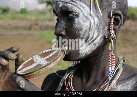 Donna, tribù Mursi, piastra a labbro, Parco Nazionale di Mago, Omotal sud, sud Etiopia, Foto Stock