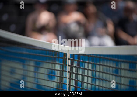 La Queen's Club di Londra, Regno Unito. Il 23 giugno, 2017. Il giorno 5 del 2017 Aegon campionati, centre court azione con Sam Querry (USA) v Gilles Muller (LUX). La rete di messa a fuoco selettiva. Credito: Malcolm Park/Alamy Live News. Foto Stock