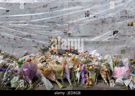 Londra, Regno Unito. Il 23 giugno, 2017. Omaggi floreali e messaggi in corrispondenza di uno dei tanti monumenti commemorativi delle vittime. Nove giorni su, la polizia hanno riferito che la torre Grenfell incendio nella zona ovest di Londra ha iniziato in un frigo-congelatore, e al di fuori di rivestimento e isolamento fallito i test di sicurezza. Credito: Stephen Chung/Alamy Live News Foto Stock