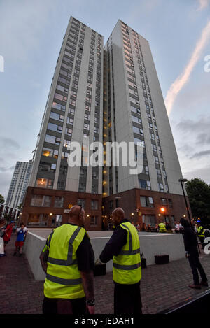 Londra, Regno Unito. Il 23 giugno 2017. Il personale addetto alla sicurezza al di fuori del blocco di Burnham, uno dei cinque blocchi a torre in Chalcots station wagon. I residenti nella Chalcots Estate in Camden hanno ricevuto notifica di lasciare le loro proprietà immediatamente dal consiglio di Camden come precauzione di sicurezza. Il rivestimento dei blocchi a torre in estate è stato confermato di essere infiammabili e richiede la rimozione immediata. Credito: Stephen Chung / Alamy Live News Foto Stock