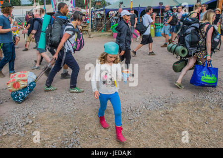 Glastonbury, Somerset, Regno Unito. Il 23 giugno, 2017. Le persone sono ancora arrivare al festival mentre altri sono ben si stabilirono nella zona di Greenpeace - Il 2017 Festival di Glastonbury, azienda agricola degna. Glastonbury, 23 giugno 2017 il credito: Guy Bell/Alamy Live News Foto Stock