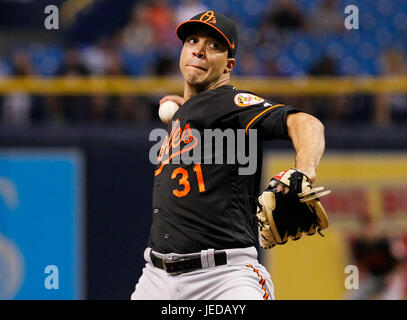 San Pietroburgo, Florida, Stati Uniti d'America. Il 23 giugno, 2017. MONICA HERNDON | Orari.Baltimore Orioles a partire lanciatore Ubaldo Jimenez (31) passi durante il primo inning di Tampa Bay Rays game al Tropicana Field, a San Pietroburgo, in Florida, il 23 giugno 2017. Credito: Monica Herndon/Tampa Bay volte/ZUMA filo/Alamy Live News Foto Stock